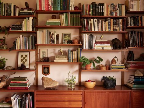 Midcentury Bookshelf, Seperate Kitchen, Pink Bedroom Walls, Midcentury Furniture, Pink Furniture, House Vibes, Living Vintage, Office Inspo, Green Home