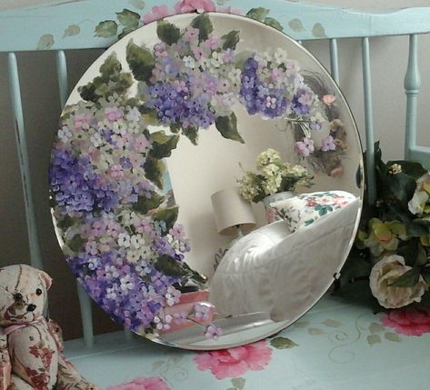 Mirror With Painting, Small Painted Mirror, Glass Artwork Painting, Flower Painting On Mirror, Painted Mirror Aesthetic, Painting On Mirrors, Cute Mirror Painting Ideas, Mirror Painting Ideas Art, Things To Paint On Mirrors