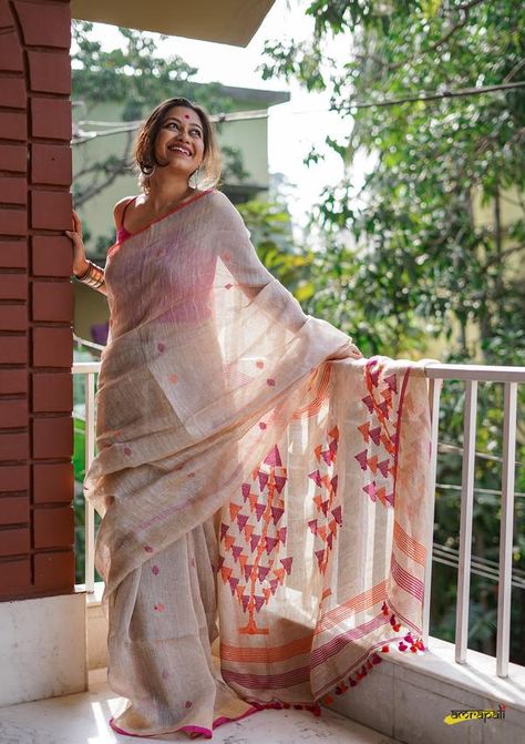 Sometimes all we need is a simple silhouette to make an impactful statement and that’s what Linen sarees are all about. Look effortlessly stylish all year round with our collection of buttery handwoven linen drapes, that are easy, comfy, chic and carefree; tastefully interlaced with classic vintage weaving techniques a Amrapali Boutique, Trending Saree, Tussar Saree, Indian Sari Dress, Sari Design, Cotton Saree Designs, Saree Poses, Sari Dress, Indian Saree Blouse