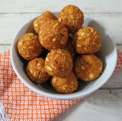 Peanut Butter and Pumpkin Dog Balls - PB + P Design Dog Biscuit Recipes, Easy Dog Treats, Peanut Butter Pumpkin, Oats And Honey, Pumpkin Dog Treats, Butter Balls, Dog Treats Homemade Recipes, Food Dog, Diy Dog Treats