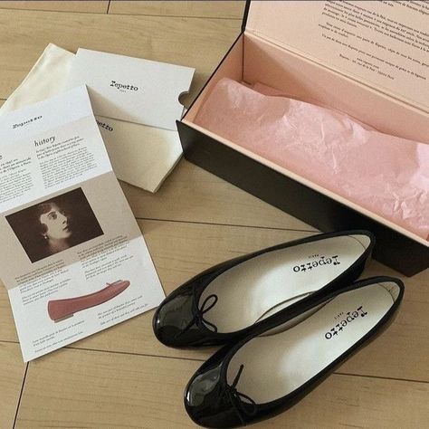 Repetto Ballet Flats, French Girl, Chanel Ballet Flats, Sweet Girls, Gossip Girl, It Girl, Cute Shoes, Dream Wardrobe, Old Money