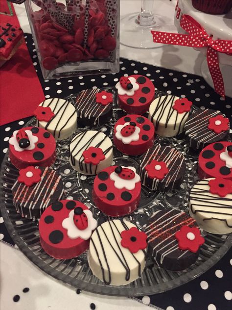 Ladybug chocolate covered Oreos Ladybug Chocolate Covered Strawberries, Ladybug Oreos, Ladybug Treats, Hot Chocolate Easy, Italian Hot Chocolate, Chocolate Covered Strawberry Recipe, Chocolate Covered Cookies, Blackberry Syrup, Ladybug Birthday Party