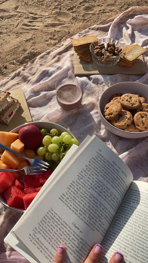 Summer Beach Picnic Aesthetic, Summer Picnic Beach, Beach Picnic Aesthetic Food, Beach Picnic Aesthetic Friends, Picnic On The Beach Ideas, Beach Aesthetic Picnic, Beach Picnic Pictures, Beach Picnic Food, Beach Day Picnic