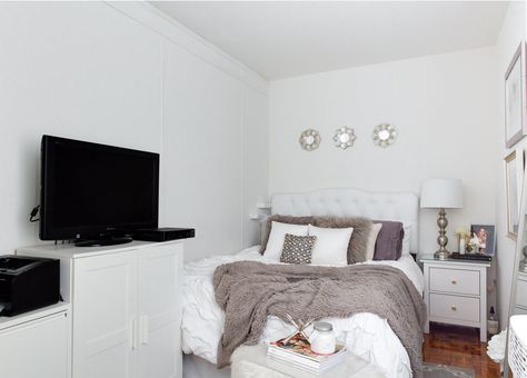 Chelsey swings the TV around when she needs, but otherwise, it stays flat against the wall for space. Double Bed Against Wall, Bedroom Ideas Bed Against Wall, New Build Bedroom, Decorate Bed, Corner Beds, Bed Against Wall, Neat Room, Apartment Layout Ideas, Treehouse Bedroom