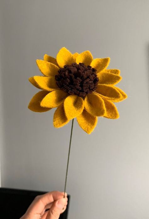 How To Make Felt Flowers, Felt Sunflower, Construction Paper Flowers, Sunflower Autumn, Plush Sewing, Felt Flower Template, Pinecone Flowers, Full Bouquet, Felt Flowers Patterns