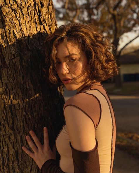 white woman with brown hair posing by a tree, looking over her shoulder in a brown outfit Brown Photoshoot Ideas, Brown Outfit Aesthetic, Portrait Photoshoot, Portrait Photography Poses, Brown Outfit, Brown Dress, Friend Photoshoot, Model Photography, Portrait Photo