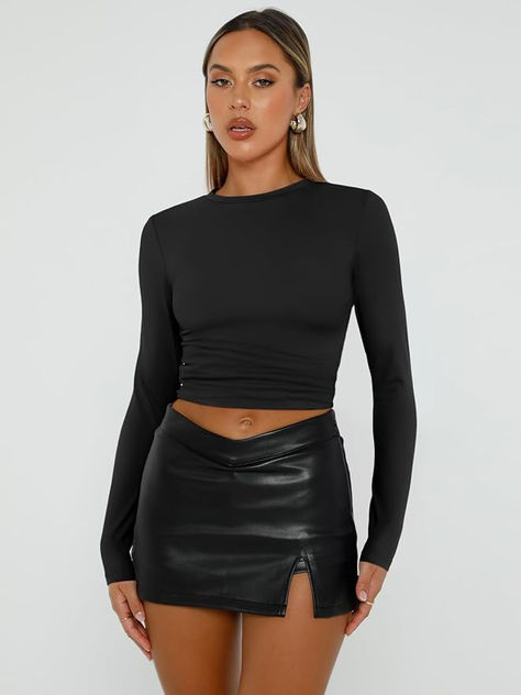 A woman wearing the Trendy Queen Long Sleeve Top, posing confidently with a smile, highlighting the product's features and style. Spring Crop Tops, Fashion Layering, Basic Crop Tops, Y2k Tops, Layered Fashion, Y2k Clothes, Womens Long Sleeve Shirts, Basic Shirts, Tops Fall