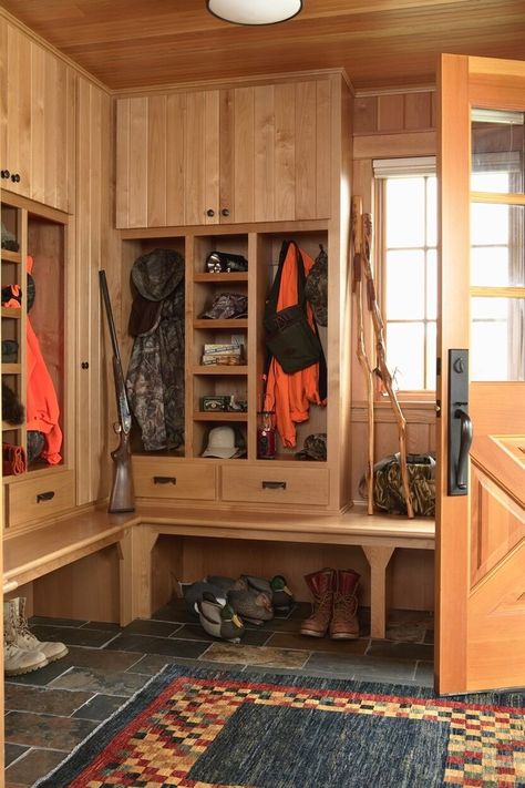 hunters mud room omg I need this! Hunting season comes around and my living room turns into the neighborhood Hunters locker room. Lodge Design, Mudroom Organization, Hunting Room, Hunting Cabin, Hunting Lodge, Basement Renovations, Modern Fireplace, Mud Room, Ideas Pictures