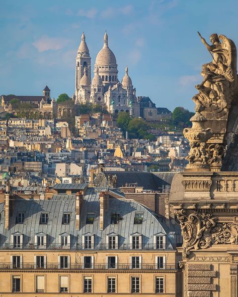 Coloring on Instagram: “Le Sacré-Coeur sous l’Oeil Bienveillant du Musée du Louvre.. depuis les #toitsdeparis.. L’Archange Allégorique du Fronton du @museelouvre…” Dream Escape, Paris Louvre, Le Louvre, Louvre Paris, Countries Of The World, Paris Skyline, Louvre, Most Beautiful, Paris