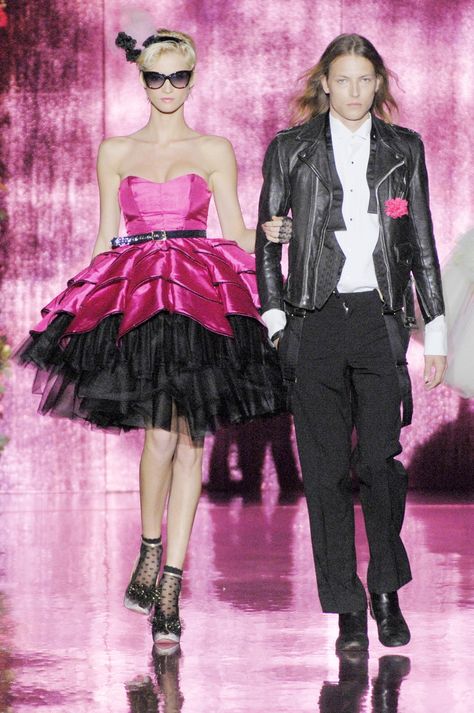 Betsey Johnson Prom Dress, Emo Prom, Punk Prom, Betsey Johnson Runway, 80s Prom Dress, Betsey Johnson Dress, Emo Dresses, Musica Rock, Pink Dresses