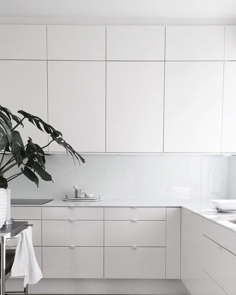 White Glass Backsplash, Minimalistic Interior, Minimal Kitchen, Glass Backsplash, All White Kitchen, Modern Kitchen Cabinets, Scandinavian Kitchen, White Modern Kitchen, Minimalist Kitchen