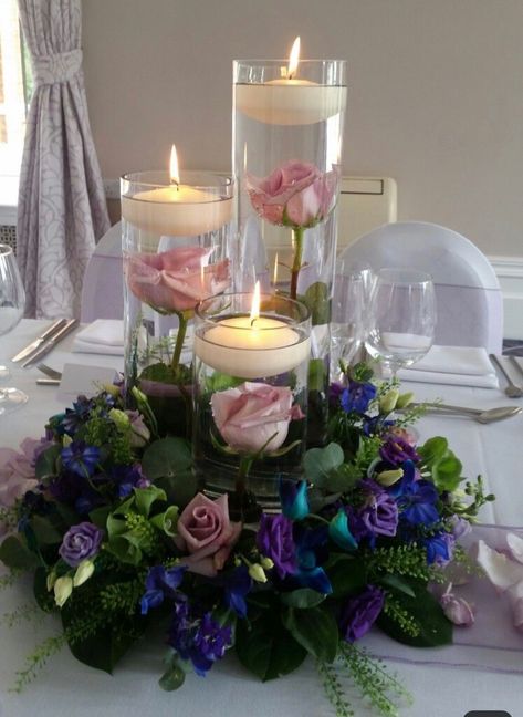 Wedding Flower Arrangements Table, Floating Candle Centerpieces Wedding, Floating Candles Wedding, Candles And Flowers, Floating Candle Centerpieces, Deco Champetre, Candle Arrangements, Candle Wedding Centerpieces, Floating Candle