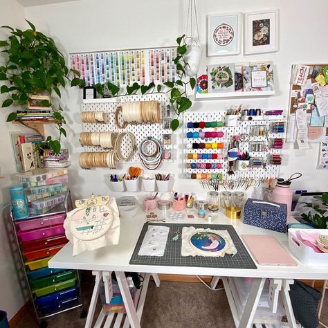 Sewing Spaces, Art Studio Organization, Sewing Room Design, My Home Office, Pastel House, Studio Organization, Craft Desk, Art Desk, Craft Room Storage