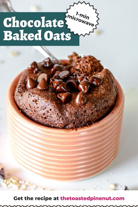 Chocolate baked oats only take 1 minute to bake in the microwave and make you feel like you're eating chocolate cake for breakfast! Baked Oats In Microwave, Oats In Microwave, Baked Oats Without Banana, Chocolate Baked Oats, Microwave Dessert, Microwave Baking, Mug Cake Microwave, Cake For Breakfast, Eating Chocolate