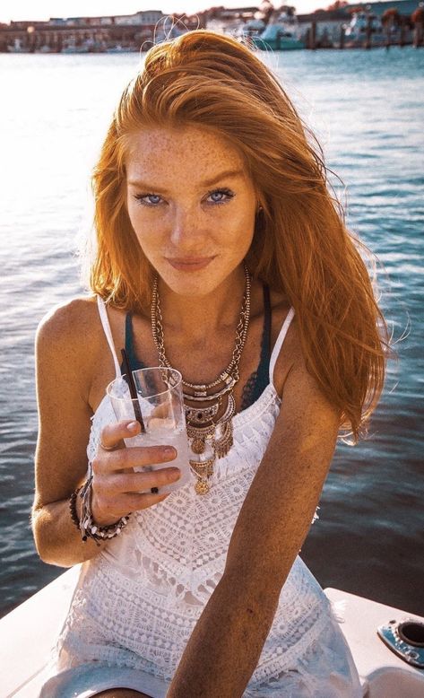 - ̗̀★•ᏝízᏜ  ᏝᏜcε•★ ̖́- Tan Redhead, Tan Ginger, Red Freckles, Natural Redheads, Woman With Red Hair, I Love Redheads, Beautiful Freckles, Pretty Redhead, Freckles Girl