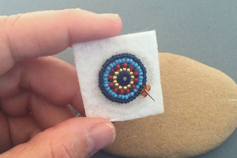 How to do: A Back Stitch for Embroidery Stitch Seed Bead Bracelets Diy, Seed Bead Patterns Free, Native American Beadwork Patterns, Beading Embroidery, Native Beading Patterns, Beadwork Tutorial, Diy Bead Embroidery, Beadwork Embroidery, Beadwork Designs