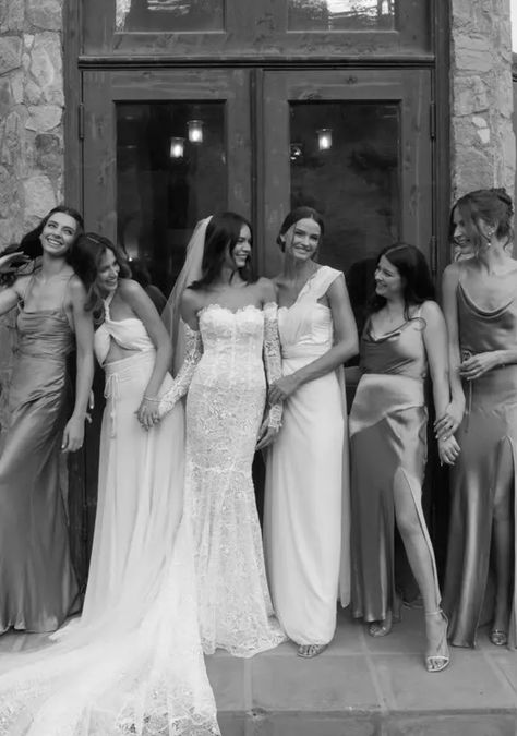 Wedding Photoshoot Ideas Bridesmaid, Wedding Ideas For Pictures, Wedding Portraits Bridesmaids, Bridesmaid Photos With Bride, Bride With 5 Bridesmaids, Bridesmaid Photos Without Bouquets, Wedding Photography Bride And Bridesmaid, Cool Bridesmaids Photos, Bridesmaid Editorial Photography