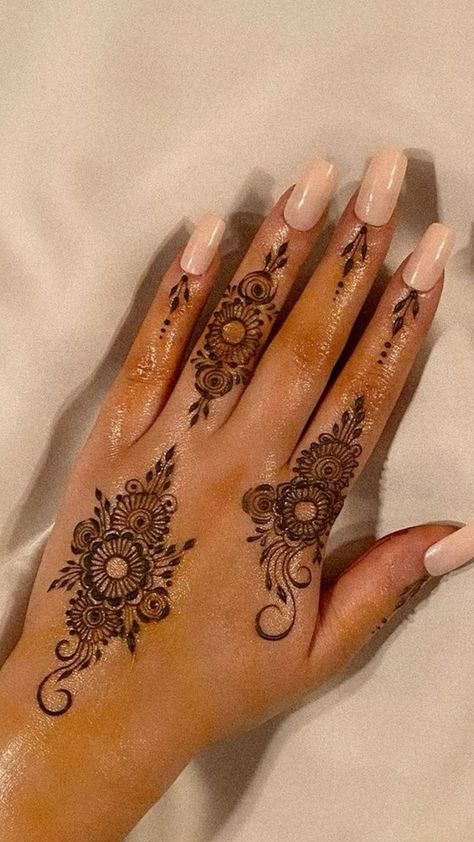 Elevate your look with stunning henna tattoo designs that showcase intricate artistry. These patterns range from simple motifs to elaborate designs, perfect for any occasion. Add a touch of elegance and cultural heritage to your style with these beautiful henna tattoos. Whether for a special event or everyday wear, these designs are sure to impress and captivate. #simplemehndi #hennadesign #stylishhenna #henna #easymehndi #mehndidesigns #mehndicorner #easymehndi Small Henna Designs, Henne Tattoo, Cute Henna Designs, Henna Style Tattoos, Henna Nails, Henna Inspired Tattoos, Indian Mehndi, Finger Henna Designs, Henna Plant