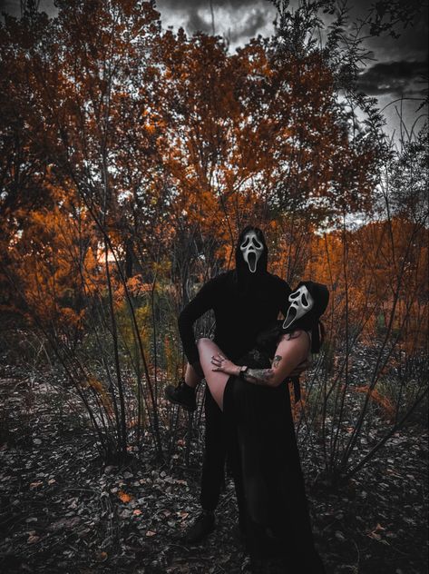 Ghostface Aesthetic Couple, Couples Halloween Shoot, Spooky Couple Photoshoot Scream, Scream Mask Couple Photoshoot, Halloween Couple Photoshoot Scream, Spooky Photoshoot Ideas Couples Outdoor, Ghost Face Photoshoot Couple, Ghost Face Couple Photoshoot, Ghostface Couple Photoshoot