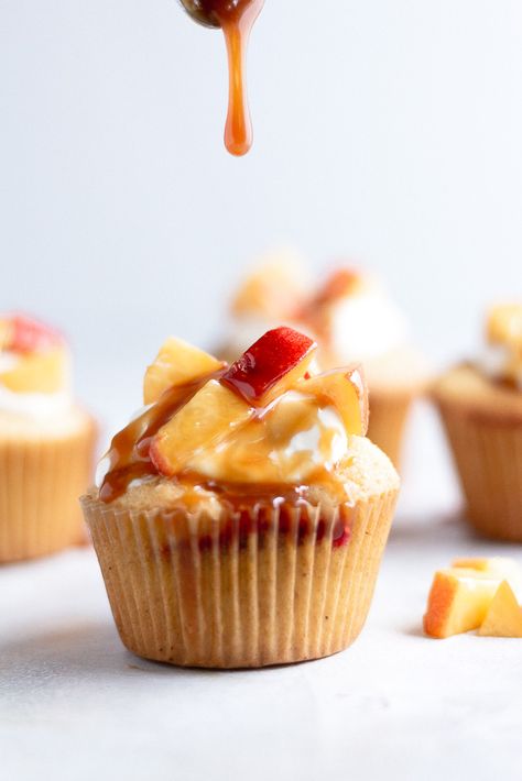 Cupcakes With Caramel, Peach Cupcakes, Moist Vanilla Cupcakes, Caramel Drizzle, Summer Baking, Dessert Bar Recipe, Fresh Peaches, Easy Cupcakes, Peach Recipe