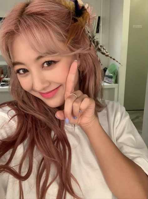 TWICE Jihyo Cute Selca Aesthetic Soft Icon Kpop Girl Group Style Fashion Girlfriend Material Korean More & More Feel Special Blonde Comeback long hair pink #moreandmore #twice Tzuyu And Sana, Leader Twice, Twice More & More, Sana Momo, Dara Kpop, Twice Jihyo, Twice Once, Extended Play, Kpop Girl Groups