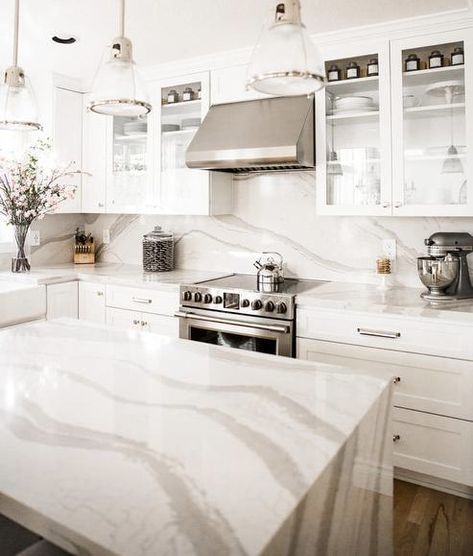 Photo via miamiamine.com Quartz Countertops And Backsplash, Pure White Sherwin Williams, Kitchen Backsplash Trends, Quartz Backsplash, Countertop Backsplash, Diy Kitchen Backsplash, Quartz Kitchen Countertops, Mia Mia, Island Countertops