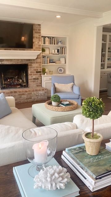 Southern Living Interiors, Grandmillenial Living Room, Nantucket Living Room, Southern House Decor, Southern Living Rooms, Traditional Southern Home, Southern Interior, Southern Home Interior, Southern Decor