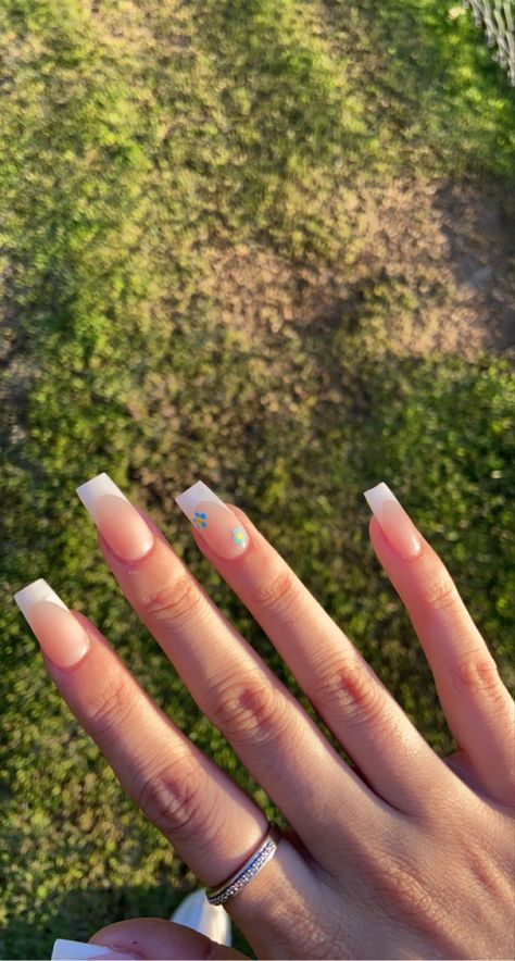 French Tip Flower Nails Coffin, Acrylic Nails Flower Design Simple, Coffin French Tip With Flowers, Flower French Tip Nails Coffin, Flower Design Short Nails, White French Tip Nails With Flower Design, White French Tip Flower Nails, White French Tip With Flower Design, French With Flower Design Nails