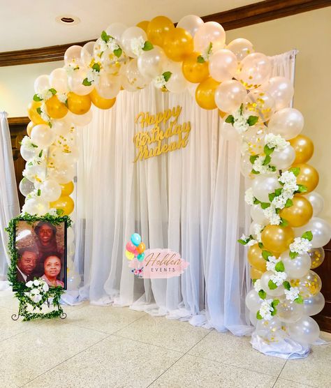 Balloon Decorations With Flowers, Sunflower Bridal Shower Balloon Arch, Haldi Decoration With Balloons, Haldi Decoration Ideas With Balloons, Ballon Arch Sunflower Theme, Flower Backdrop Yellow, Spiral Balloon Arch, Art And Craft With Paper, Welcome Decoration Ideas Home Indian With Balloons