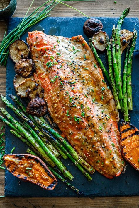 Grilled Salmon Marinade, Whole Salmon Recipe, Summer Salmon Recipe, Salmon Filet Recipe, Pink Salmon Recipes, Sockeye Salmon Recipes, Grill Salmon, Salmon Grilled, Salmon Fillet Recipes