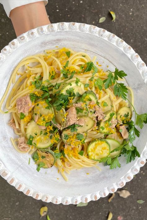 Lemony Zucchini Tuna Zucchini, Linguine Recipes, Quick Pasta Recipes, Linguine Pasta, Tuna Pasta, Zucchini Pasta, Garlic Clove, Quick Lunches, Linguine