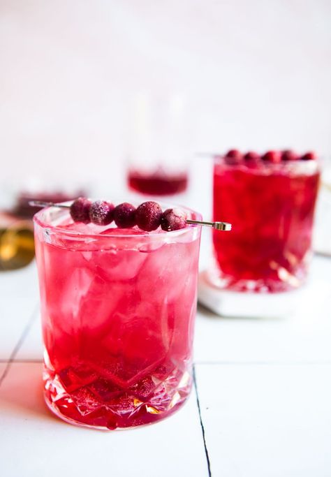 Make a ginger cranberry gin cocktail for a holiday party or quiet night home by the fire. With just 3 simple ingredients, it's as easy to make a single as it is to make a large batch to serve a crowd. Garnish with sugared cranberries and serve in a pretty glass, and you've got your new favorite festive cocktail! Cranberry Gin Cocktail, Fruit Juice Cocktails, Pure Cranberry Juice, New Years Cocktails, Cranberry Juice Cocktail, Gin Cocktail Recipes, Sugared Cranberries, Holiday Cocktail Party, Cocktail Serving