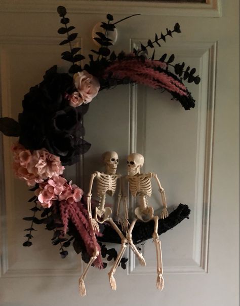 Diy Goth Wall Decor, Fairy Halloween Decorations, Witchy Wreath Diy, Halloween Reef Diy, Dia De Los Muertos Wreath Ideas, Halloween Reef, Witchy Wreaths, Halloween Wreath Ideas Diy, Spider Web Wreath