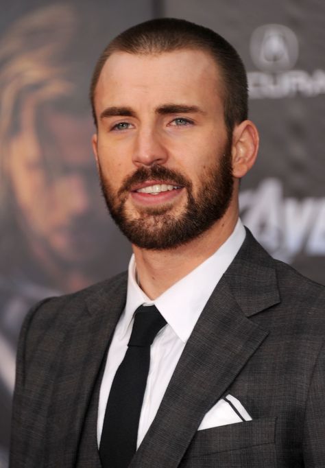 17 Buzz Cuts That Will Convince You to Shave Your Head Photos | GQ Avengers Premiere, Chris Evans Haircut, Chris Jamal Evans, Modern Mens Haircuts, Chris Evans Shirtless, Trendy Mens Hairstyles, Round Face Men, Chris Evans Funny, Shaving Your Head