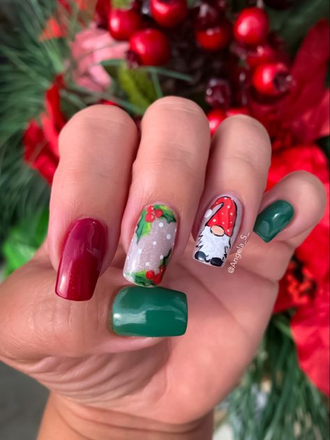 Christmas Gnomes Nail Designs, Gnome Acrylic Nails, Fun Christmas Nail Art, Gonk Nail Art, Gnome Nails Christmas, Christmas Gnome Nail Designs, Christmas Gnome Nails Art, Elf Nails Designs, Gnome Nails Art