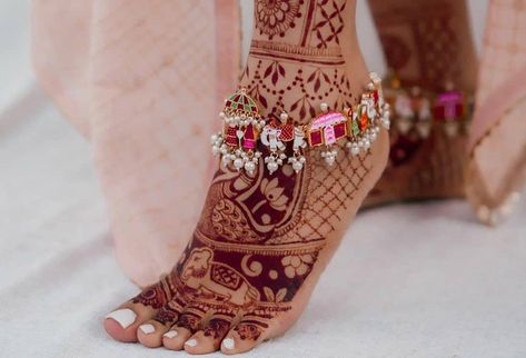 11 Pretty and Trendy Payal Designs For All Brides-To-Be Kundan Payal, Bridal Payal, Payal Design, Car Tv, Bridal Anklet, Handmade Anklets, Indian Bridal Jewellery, Anklet Designs, Ankle Jewelry