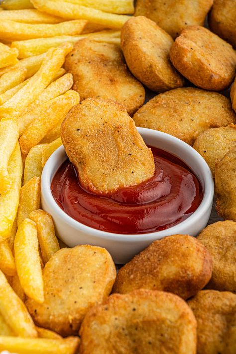 McDonald's Chicken Nuggets Copycat Recipe - Simple Copycat Recipes Yummy Looking Food, Fast Food Ideas, Chicken Nuggets And Chips, Crispy Chicken Nuggets, Poor Food, Fast Food Recipes, Chicken Nuggets Recipe, Fried Chicken Nuggets, Mcdonalds Chicken