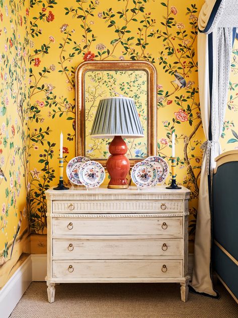 Yellow chinoiserie bedroom featured in Dallas home. French Architecture Interior, Yellow Interior Design, Yellow Chinoiserie, Chinoiserie Bedroom, Kips Bay Showhouse, Chinoiserie Room, Guest Bedroom Decor, Hand Painted Wallpaper, Yellow Interior