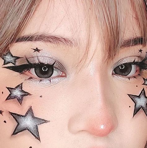 Black And Silver Star Makeup, Halloween Themed Makeup Looks, Silver Star Makeup, Star Makeup Ideas, Star Eyebrows, Star Face Paint, Star Makeup Look, Halloween Eyeliner, Star Liner