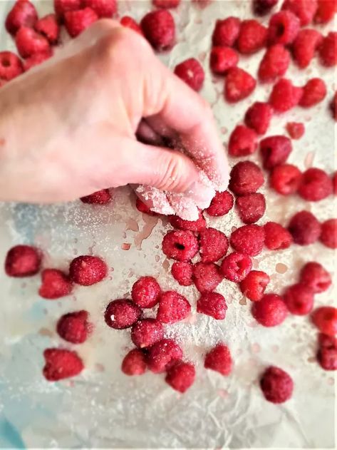 HOW TO MAKE SUGARED CHAMPAGNE RASPBERRIES | Foodtalk Plastic Containers With Lids, Easy Craft Ideas, Frozen Treat, Red Fruit, Easy Craft, Sparkling Wine, Recipe Cards, Baking Pans, Recipes Easy