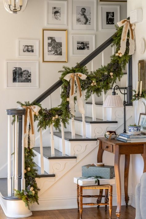 Christmas Interior Design, Jul Diy, Christmas Staircase, Final Countdown, Cozy Christmas Decor, Christmas Decor Inspiration, Christmas Tablescape, Cottage Christmas, Christmas Interiors