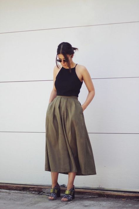 20 Pretty Ways to Wear Khaki Outfit - Pretty Designs Pleated Midi Skirt Outfit, Khakis Outfit, Rok Midi, Áo Blu, Midi Skirt Outfit, Khaki Skirt, Pretty Designs, Skirt Outfit, Pleated Midi Skirt