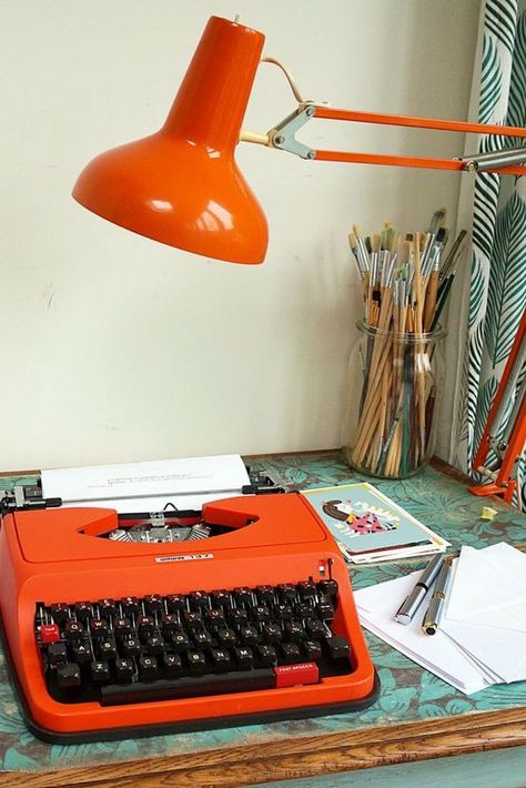 Creative Home Office, Vintage Interior Decor, Typewriter For Sale, Vintage Bedroom Decor, Retro Typewriter, Retro Interior Design, Vintage Industrial Decor, Vintage Industrial Style, Vintage Interior Design