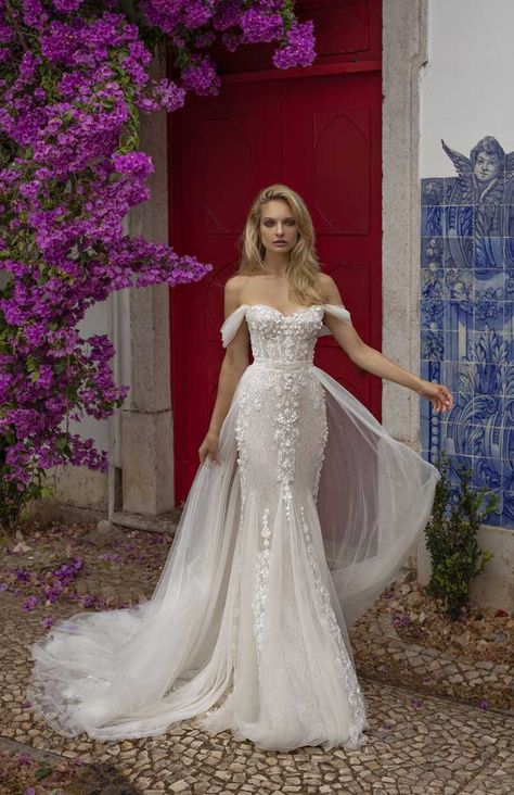 57 Stunning Wedding Dresses With Detachable Skirts - Wedding hairstyles | Wedding makeup | Nail Art Designs Eva Lendel, Fishtail Wedding Dress, Sparkle Wedding Dress, White Wedding Dress, Wedding Gowns Mermaid, Wedding Dress Train, Stunning Wedding Dresses, Lace Mermaid Wedding Dress, Best Wedding Dresses