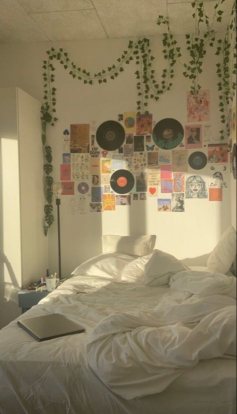 Visco Bedroom, Light Green Dorm Room, Bedroom Asethic Ideas, Astetic Room Ideas, Sage Green Room Ideas Bedroom, Aesthetic Teen Room, Bedroom Organization Tips, Room Decor Bedroom Aesthetic, Aesthetics Room Decor