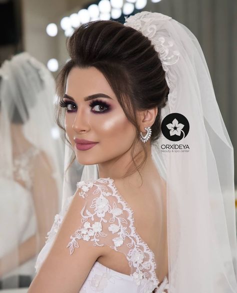 Hairstyles For Gowns, Sultry Makeup, Christian Bride, Indian Bride Makeup, Bengali Bridal Makeup, Engagement Hairstyles, Bridal Makeup Images, Bridal Hairdo, Bridal Hair Buns