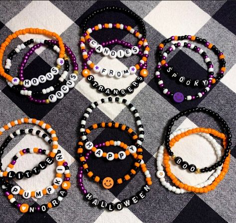 Words To Put On Beaded Bracelets, Halloween Beaded Bracelet, Bracelets Ideas Beaded, Halloween Bracelet Ideas, Fall Bracelets, Pony Bead Jewelry, Halloween Beaded Jewelry, Make Clay Beads, Themed Bracelets