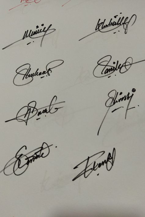 Handwritten Signature Idea's Easy Signature Ideas, Beautiful Signatures, Calligraphy Notes, Notes Reference, Signature Inspiration, T Signature, Professional Signature, Hand Lettering Worksheet, Signatures Handwriting