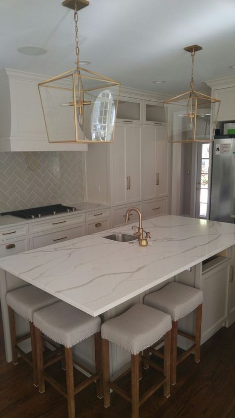 Calcatta Venato - Another option Cortz Counter Tops Kitchen, Calcatta Quartz Countertop, Calcatta Quartz, Kitchen Quartz, Inexpensive Countertops, Best Kitchen Countertops, Replacing Kitchen Countertops, Countertops Granite, Outdoor Kitchen Countertops