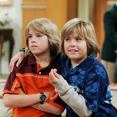 Zack And Cody Suite, The Suite Life Of Zack And Cody, Suite Life Of Zack And Cody, Zac And Cody, 2000s Kids Movies, Zack And Cody Cast, Tv Siblings, Sprouse Brothers, Suit Life On Deck